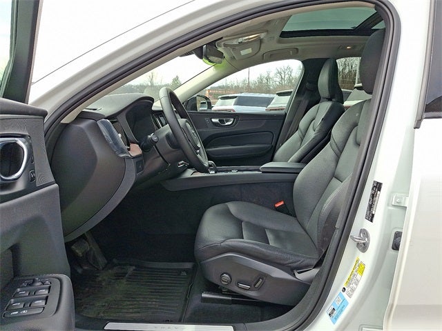 2023 Volvo XC60 B5 Plus Dark Theme