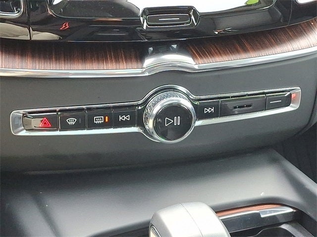 2023 Volvo XC60 B5 Plus Dark Theme