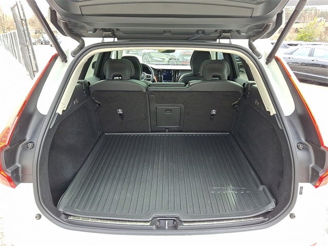 2023 Volvo XC60 B5 Plus Dark Theme