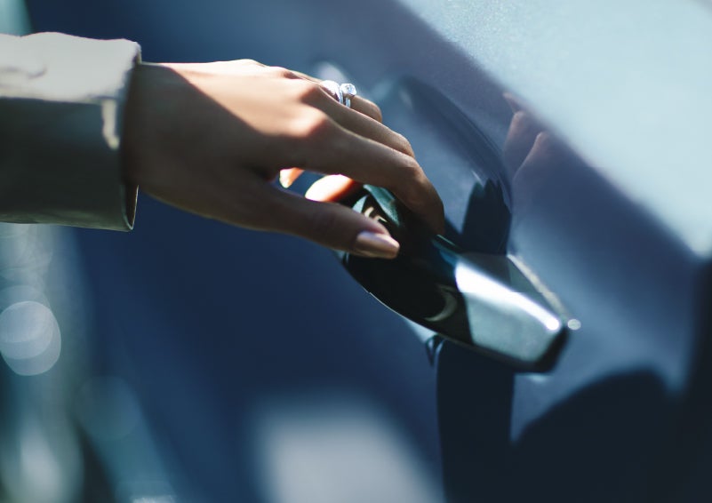 A hand gracefully grips the Light Touch Handle of a 2024 Lincoln Aviator® SUV to demonstrate its ease of use | Biondi Lincoln in Monroeville PA