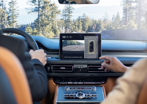 The available 360-Degree Camera shows a bird's-eye view of a Lincoln Aviator® SUV | Biondi Lincoln in Monroeville PA