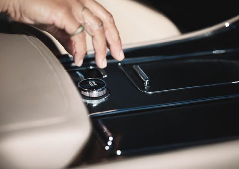A hand reaching for the Lincoln Drive Modes knob of a 2024 Lincoln Aviator® SUV | Biondi Lincoln in Monroeville PA