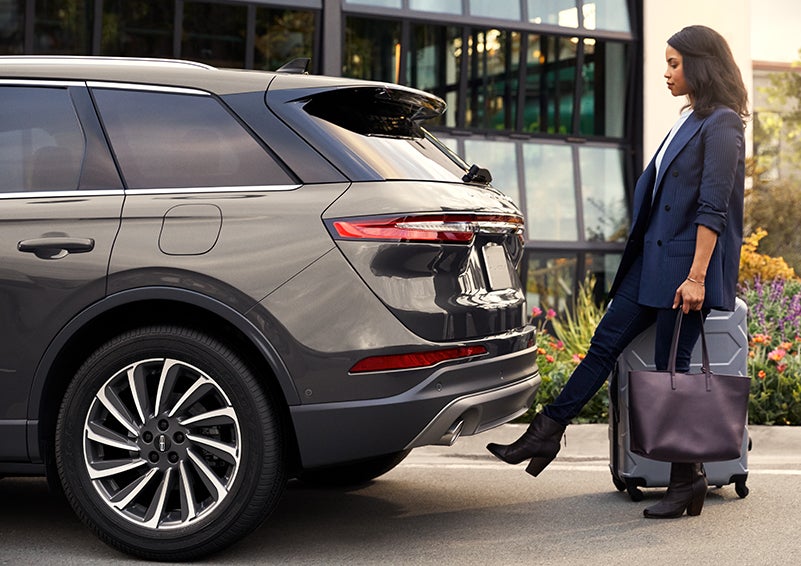 A woman with her hands full uses her foot to activate the available hands-free liftgate. | Biondi Lincoln in Monroeville PA