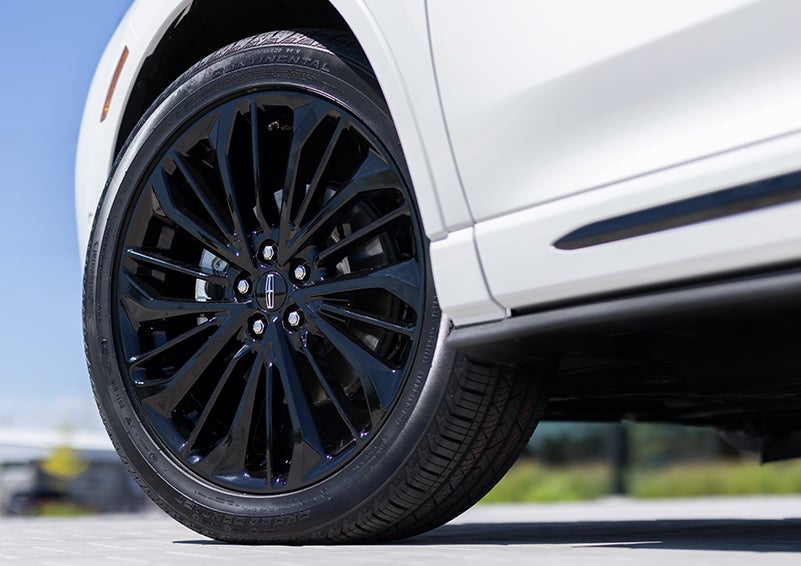 The stylish blacked-out 20-inch wheels from the available Jet Appearance Package are shown. | Biondi Lincoln in Monroeville PA