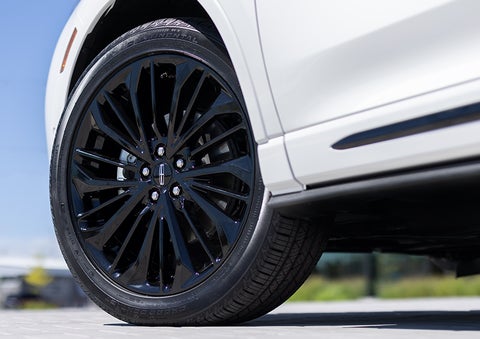 The stylish blacked-out 20-inch wheels from the available Jet Appearance Package are shown. | Biondi Lincoln in Monroeville PA