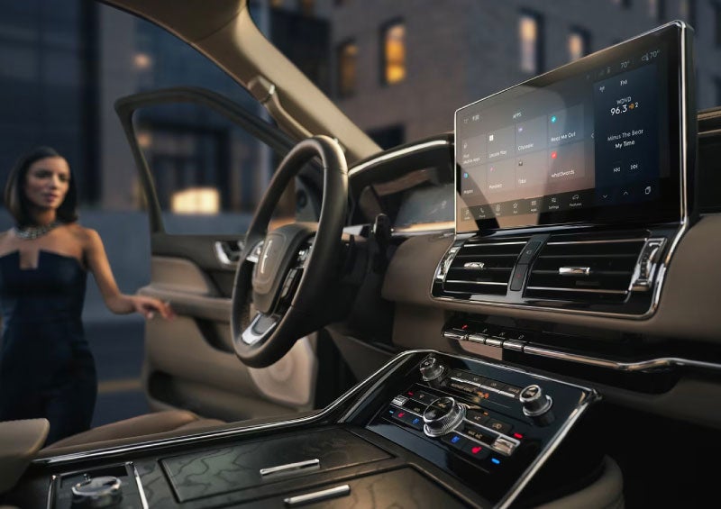 The SYNC® 4 interface is shown on the 13.2-inch LCD center touchscreen.