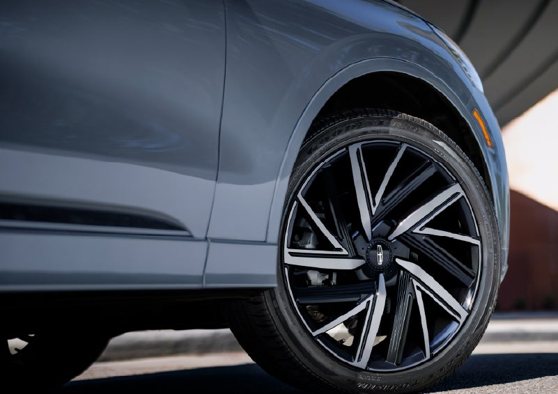 The wheel of the 2027 Lincoln Aviator® Black Label™ SUV is shown slightly angled out. | Biondi Lincoln in Monroeville PA