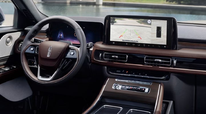 The backup camera of the 2027 Lincoln Aviator® SUV is displayed on screen. | Biondi Lincoln in Monroeville PA